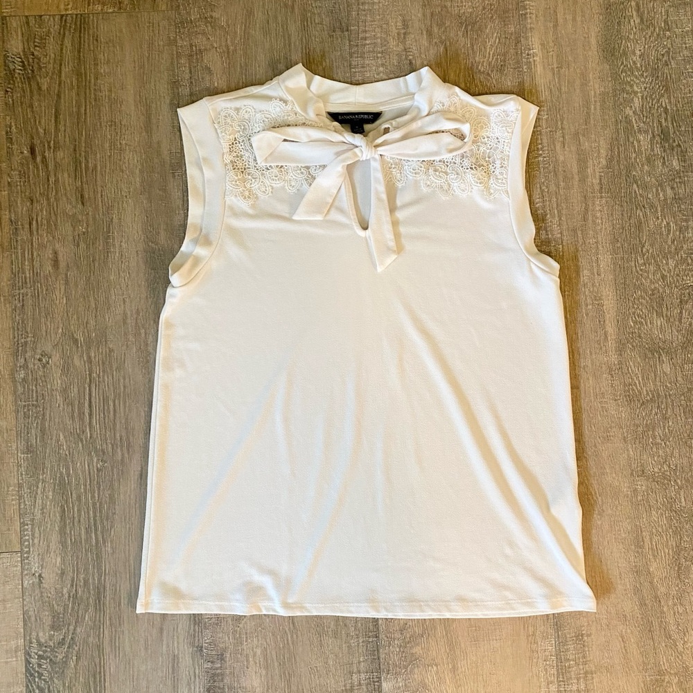 🚫 SOLD 🚫 Banana Republic Sleeveless Blouse Tie Neck and Lace Detail